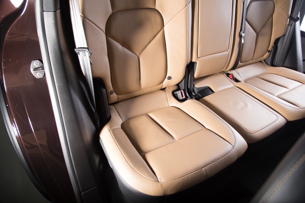 Comment réparer un siège de voiture déchiré ?