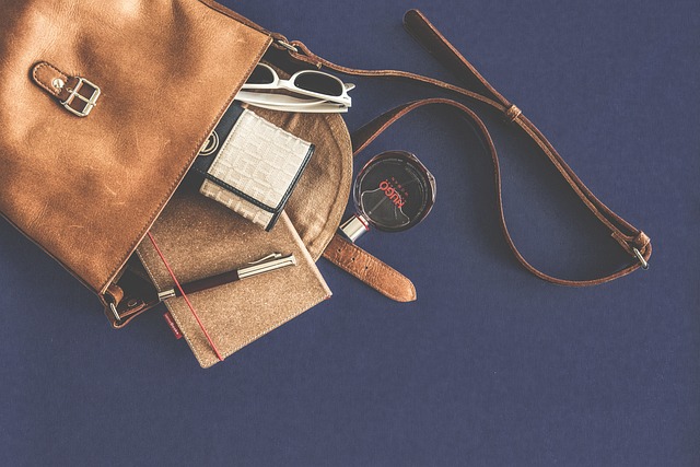 Pochette de rangement en cuir pour papier et carte grise véhicule : organisation et élégance