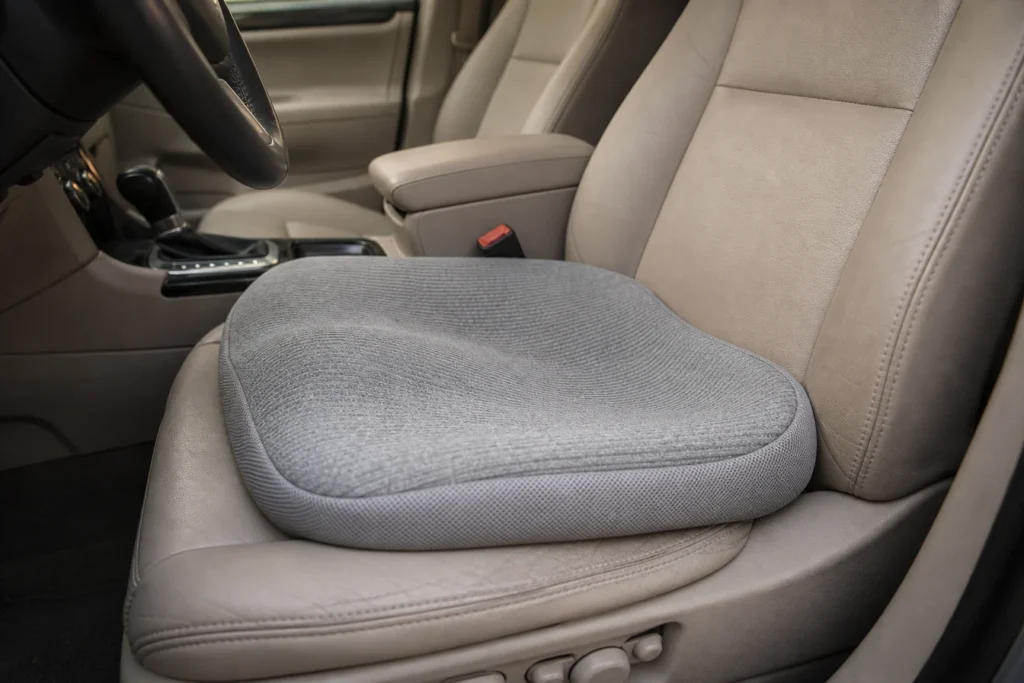 Bien choisir un coussin ergonomique pour des trajets en voiture plus confortables